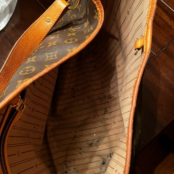 Louis Vuitton Purse - Picture 4 of 5